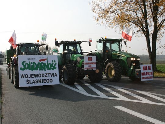 Rolnicy blokowali drogę w Szczekocinach: PRECZ Z PIĄTKĄ KACZYŃSKIEGO