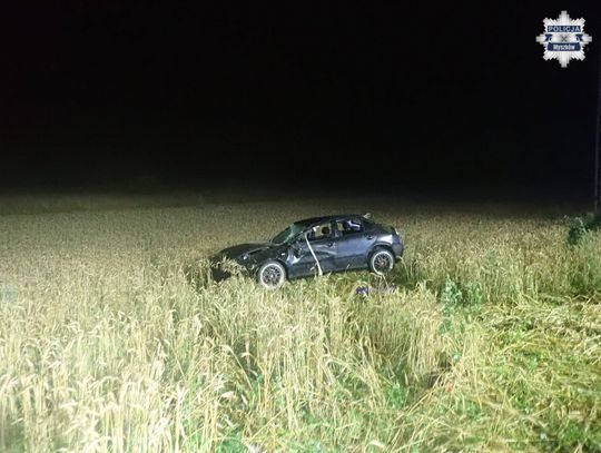 SAMOCHÓD OSOBOWY DACHOWAŁ W NIEGOWIE, 19 -LETNI KIEROWCA I 20-LETNIA PASAŻERKA TRAFILI DO SZPITALA. PASAŻERKA JEST CIĘŻŹKO RANNA. ZDJĘCIA