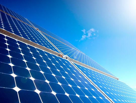 Sprzedaż energii wytworzonej przez nasze panele fotowoltaiczne – z czym się wiąże?