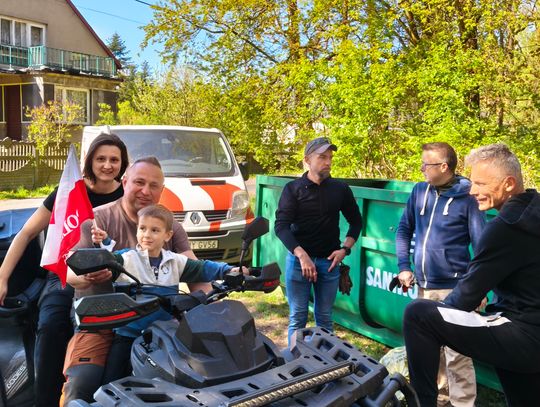 ŚWIĘTO PRACY W PRAKTYCE- MIESZKAŃCY OSIŃSKIEJ GÓRY RUSZYLI SPRZĄTAĆ LAS