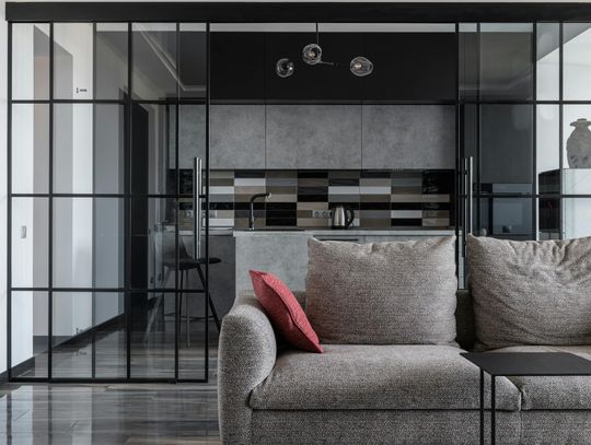 Szklane panele we wnętrzach - funkcjonalna dekoracja z charakterem