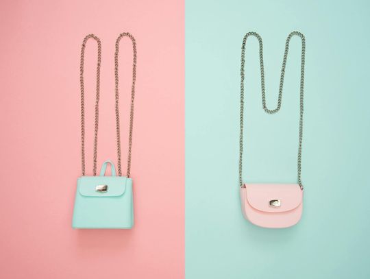 Torebki na telefon i portfel - jak wybrać i dlaczego zyskują na popularności?