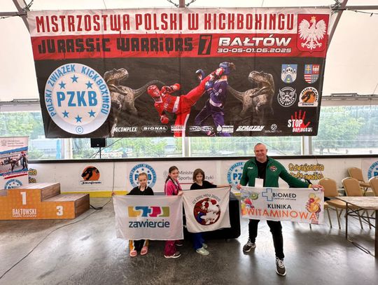 TRZY MEDALE ZAWODNICZEK KICKBOXING MAŁPKA ZAWIERCIE TRZY MEDALE ZAWODNICZEK KICKBOXING MAŁPKA ZAWIERCIE
