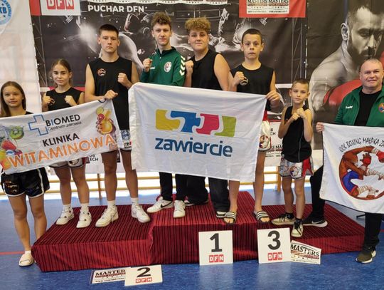 UDANY START W BEZLEDACH ZAWODNIKÓW KICKBOXING MAŁPKA ZAWIERCIE