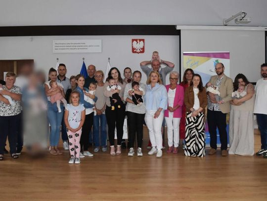 Wręczenie pierwszych wyprawek dla niemowlaków- Skarb Gminy Poraj