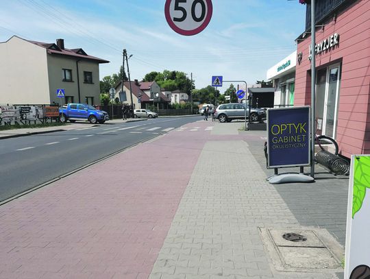 WYPADEK I MANDATY ZAKOŃCZYŁY PARKOWANIE NA ŚCIEŻCE