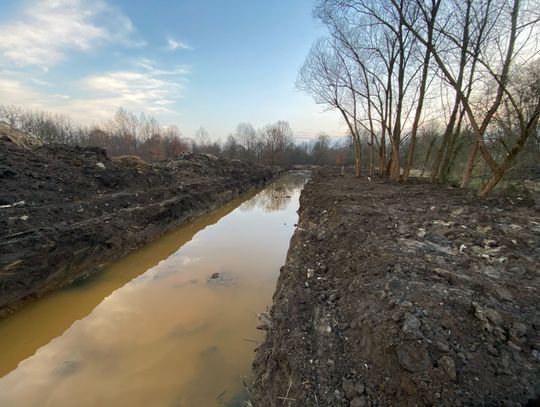 ZASYPAŁ JUŻ 90% ŁĘGÓW NAD WARTĄ! OD PÓŁTORA ROKU NIE WIDAĆ REAKCJI URZĘDÓW.  A OD WIELU TYGODNI NA ŁĘGI WŁAŚCICIEL PRZYJMUJE ODPADY Z BUDOWY DK91