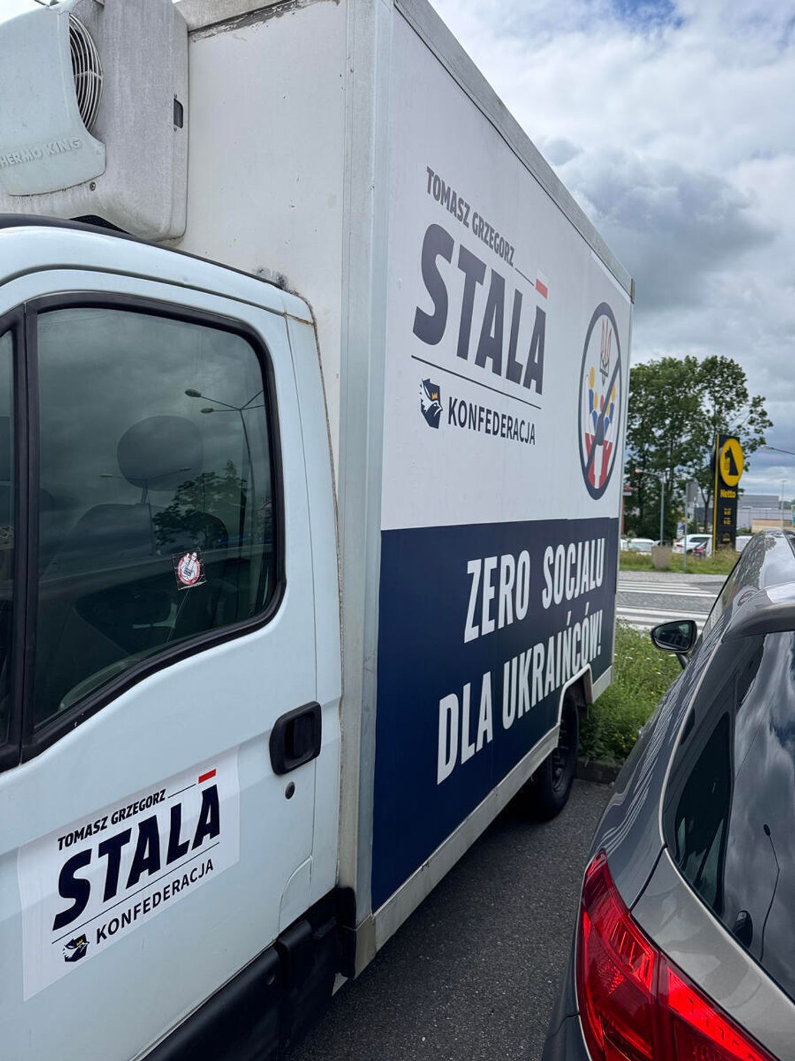 ANTY-UKRAIŃSKIE HASŁA DZIAŁACZA KONFEDERACJI. REKLAMOWY ZŁOM ZAJMUJE MIEJSCE PARKINGOWE ANTY-UKRAIŃSKIE HASŁA DZIAŁACZA KONFEDERACJI. REKLAMOWY ZŁOM ZAJMUJE MIEJSCE PARKINGOWE