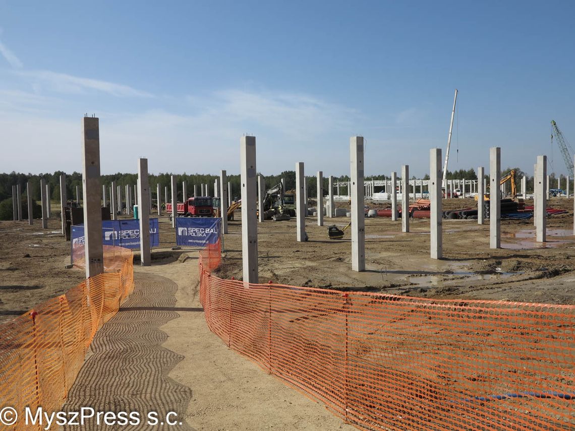 BRAMA JURY CZYLI BETON I STAL. DRZEW NIE BĘDZIE. ALE BĘDĄ TOALETY! BRAMA JURY CZYLI BETON I STAL. DRZEW NIE BĘDZIE. ALE BĘDĄ TOALETY!