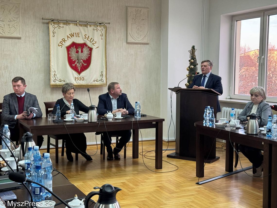 BURZLIWA SESJA W SPRAWIE SZKÓŁ. BURMISTRZ ŚLĘCZKA PRZEPRASZA BURZLIWA SESJA W SPRAWIE SZKÓŁ. BURMISTRZ ŚLĘCZKA PRZEPRASZA