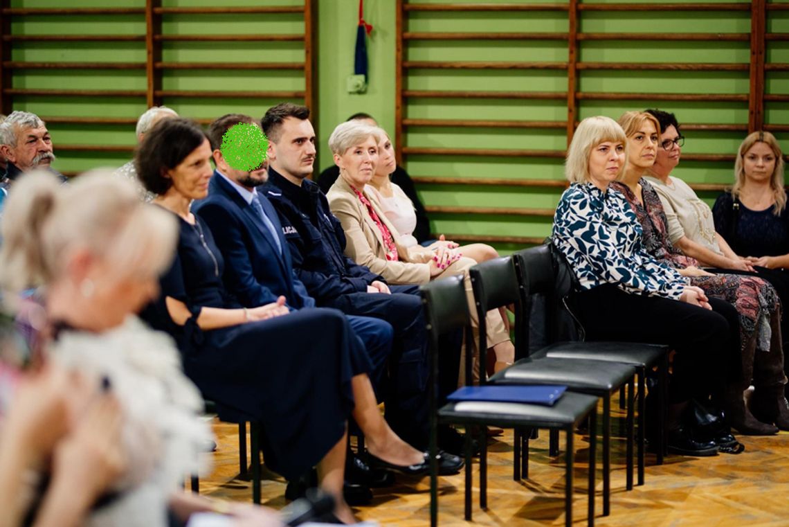 CHĘTNIE STANĘLI DO ZDJĘCIA Z PODEJRZANYM O ZBRODNIĘ