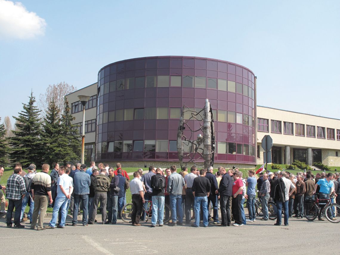 CMC ZNOWU ZWALNIA 150 OSÓB. CHOĆ ZYSKI MA OGROMNE