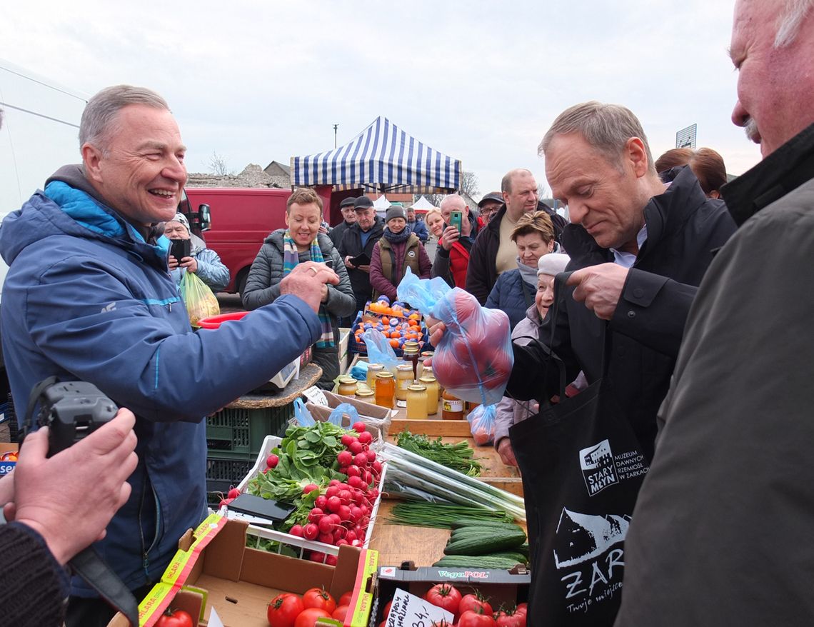 Donald Tusk na targu w Żarkach nikogo nie unikał. Widać różnicę?