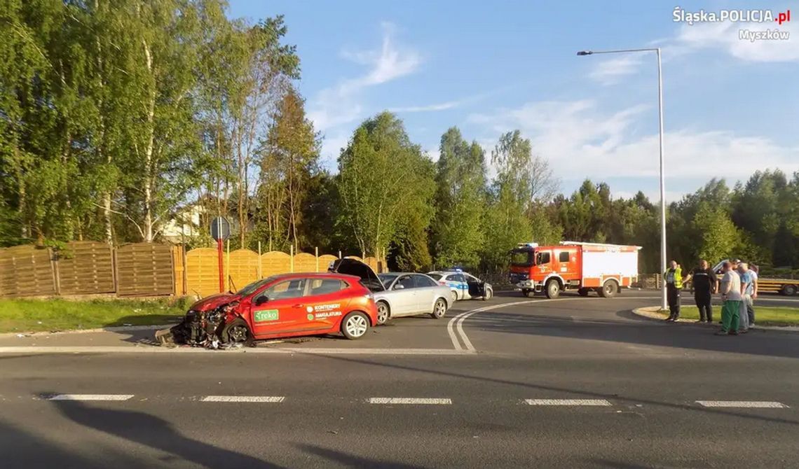 GROŹNY WYPADEK NA ULICY KOZIEGŁOWSKIEJ. DWOJE DZIECI RANNYCH. ZDERZENIE TRZECH AUT