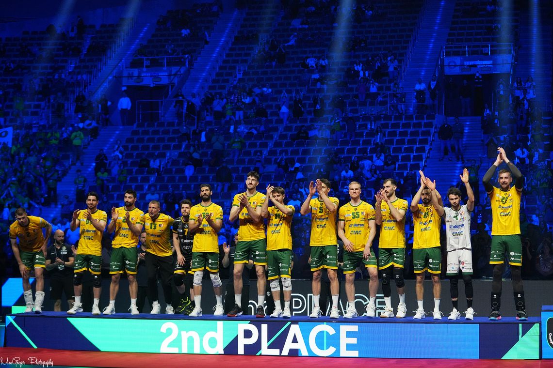 HISTORYCZNY SUKCES JURAJSKICH RYCERZY