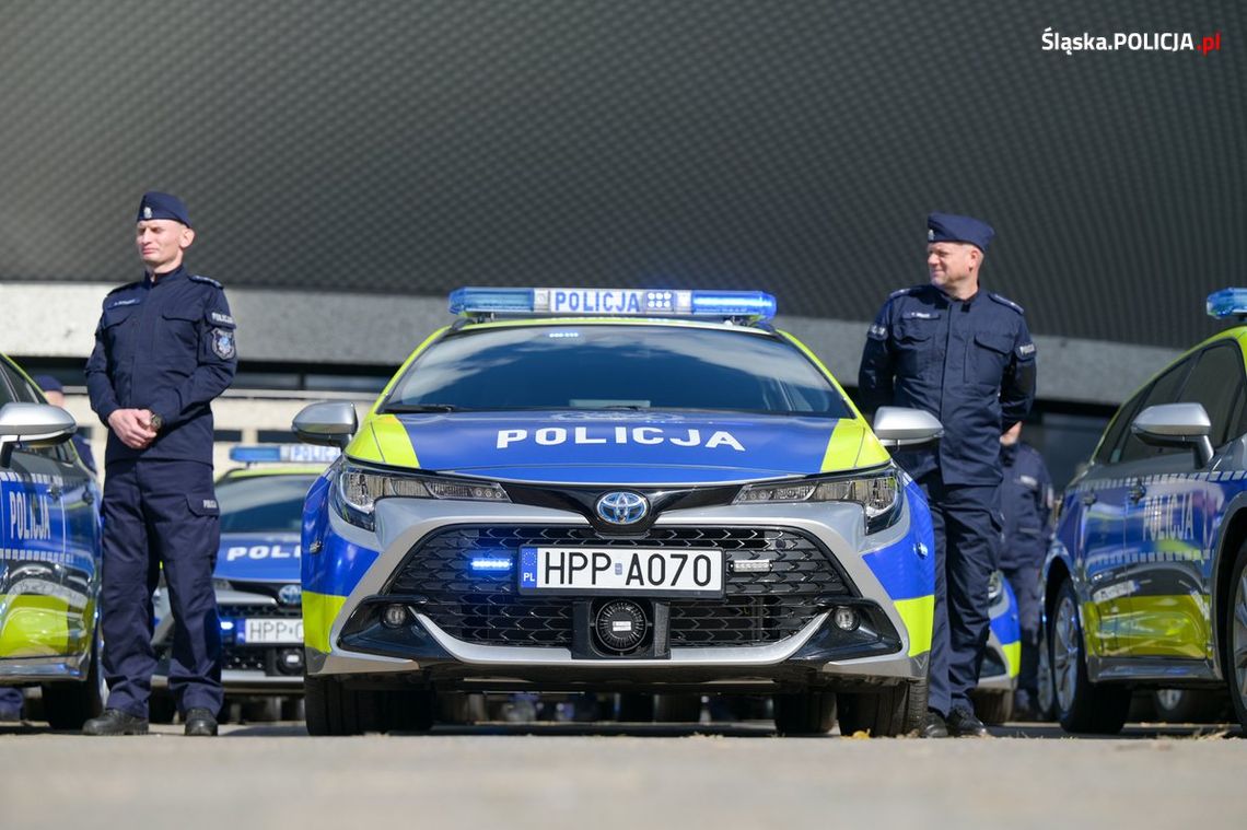 KOMENDA POWIATOWA POLICJI W ZAWIERCIU OTRZYMAŁA NOWE RADIOWOZY HYBRYDOWE TOYOTA COROLLA. ZDJĘCIA