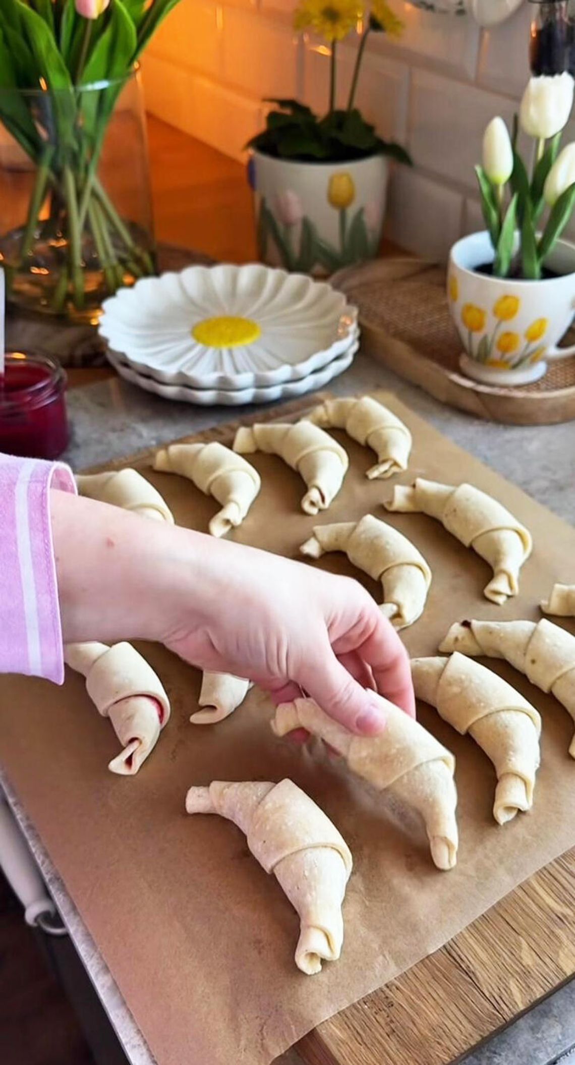 Kruche rogaliki z 3 składników – szybki przepis na maślane pyszności