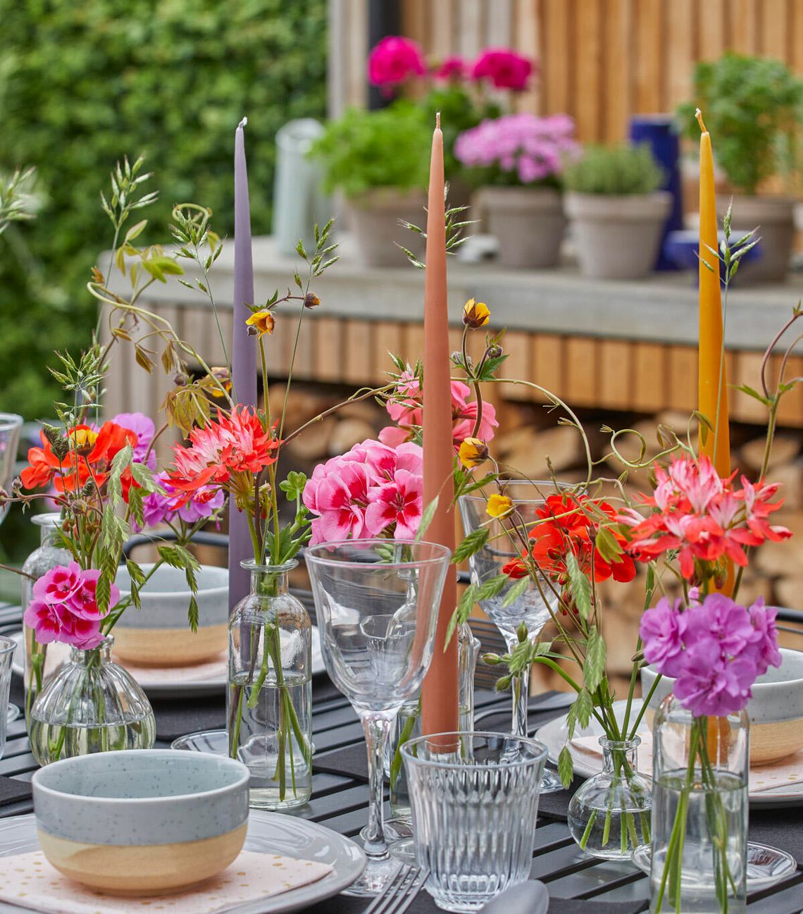 Letnie aranżacje stołów z pelargoniam Letnie aranżacje stołów z pelargoniam