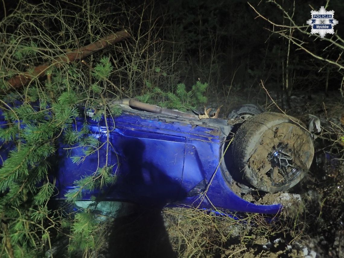 MYSZKÓW. BMW DACHOWAŁO. DWIE OSOBY RANNE. ZDJĘCIA