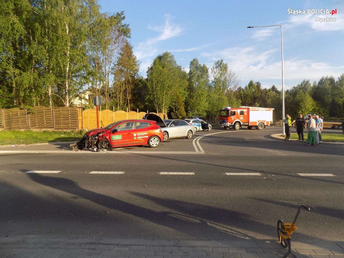 MYSZKÓW. GROŹNY WYPADEK NA ULICY KOZIEGŁOWSKIEJ.  DWOJE DZIECI RANNYCH. ZDERZENIE TRZECH AUT