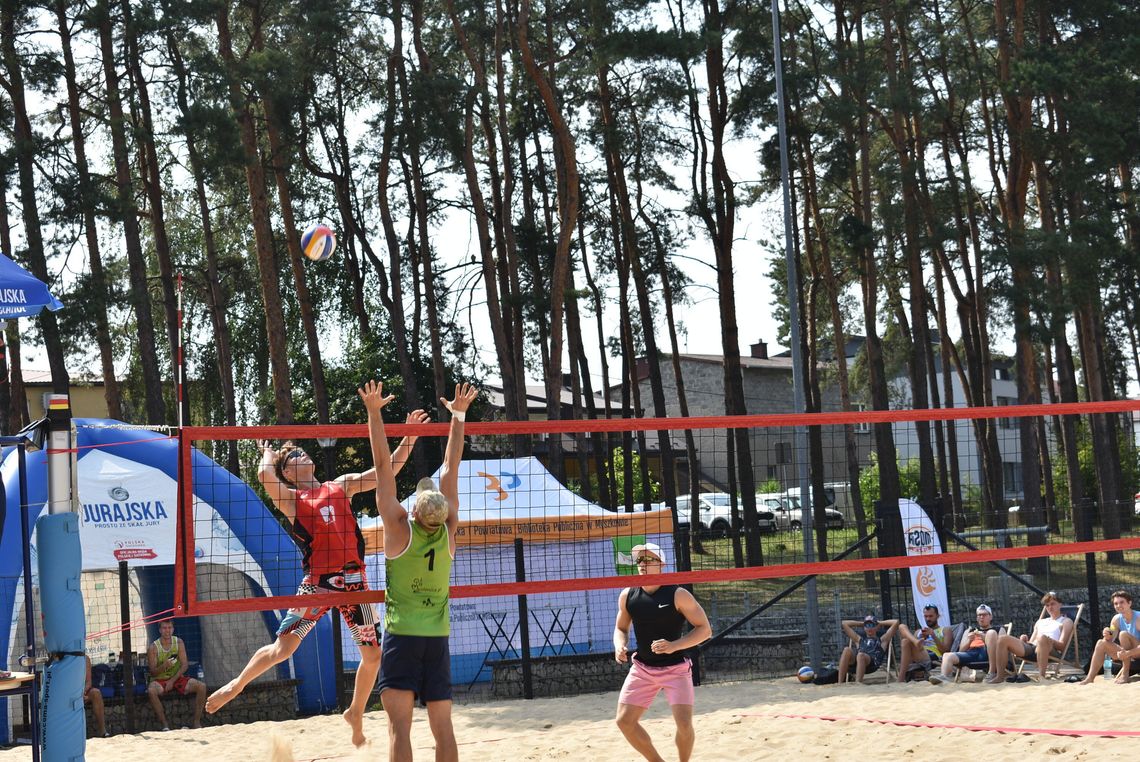 MYSZKÓW. NA DOTYKU JURY OSTATNI TURNIEJ X OTWARTYCH MISTRZOSTW ŚKLĄSKA W SIATKÓWCE PLAŻOWEJ. ZDJĘCIA
