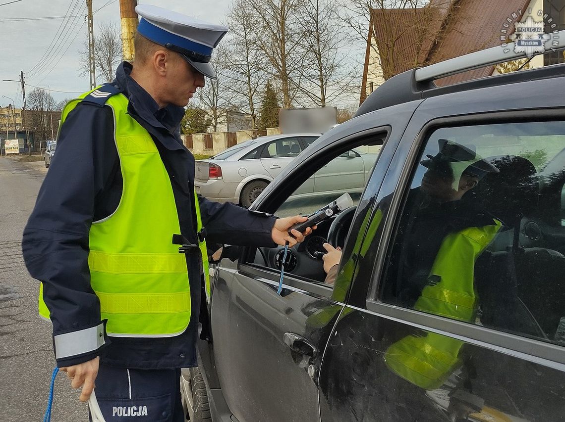 MYSZKÓW. PIJANA 37-LATKA WJECHAŁA W BARIERY OCHRONNE PRZY DRODZE. POLICJANTOM CHCIAŁA DAĆ ŁAPÓWKĘ MYSZKÓW. PIJANA 37-LATKA WJECHAŁA W BARIERY OCHRONNE PRZY DRODZE. POLICJANTOM CHCIAŁA DAĆ ŁAPÓWKĘ