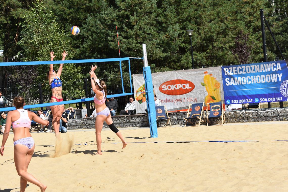 MYSZKÓW. WIELKI FINAŁ X OTWARTYCH MISTRZOSTW ŚLĄSKA W SIATKÓWCE PLAŻOWEJ NA DOTYKU JURY. ZDJĘCA