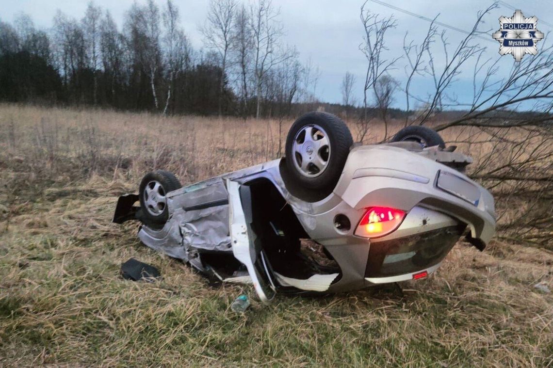 MYSZKÓW. ZA KIEROWNICĄ OPLA SIEDZIAŁ 19-LATEK. WJECHAŁ W DRZEWO, AUTO DACHOWAŁO, 5 OSÓB RANNYCH. LĄDOWAŁ ŚMIGŁOWIEC RATUNKOWY. ZDJĘCIA MYSZKÓW. ZA KIEROWNICĄ OPLA SIEDZIAŁ 19-LATEK. WJECHAŁ W DRZEWO, AUTO DACHOWAŁO, 5 OSÓB RANNYCH. LĄDOWAŁ ŚMIGŁOWIEC RATUNKOWY. ZDJĘCIA