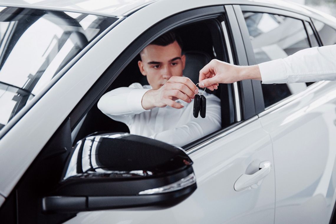 Nawet osoba bez prawa jazdy może wziąć samochód w leasing. Na jakich warunkach?