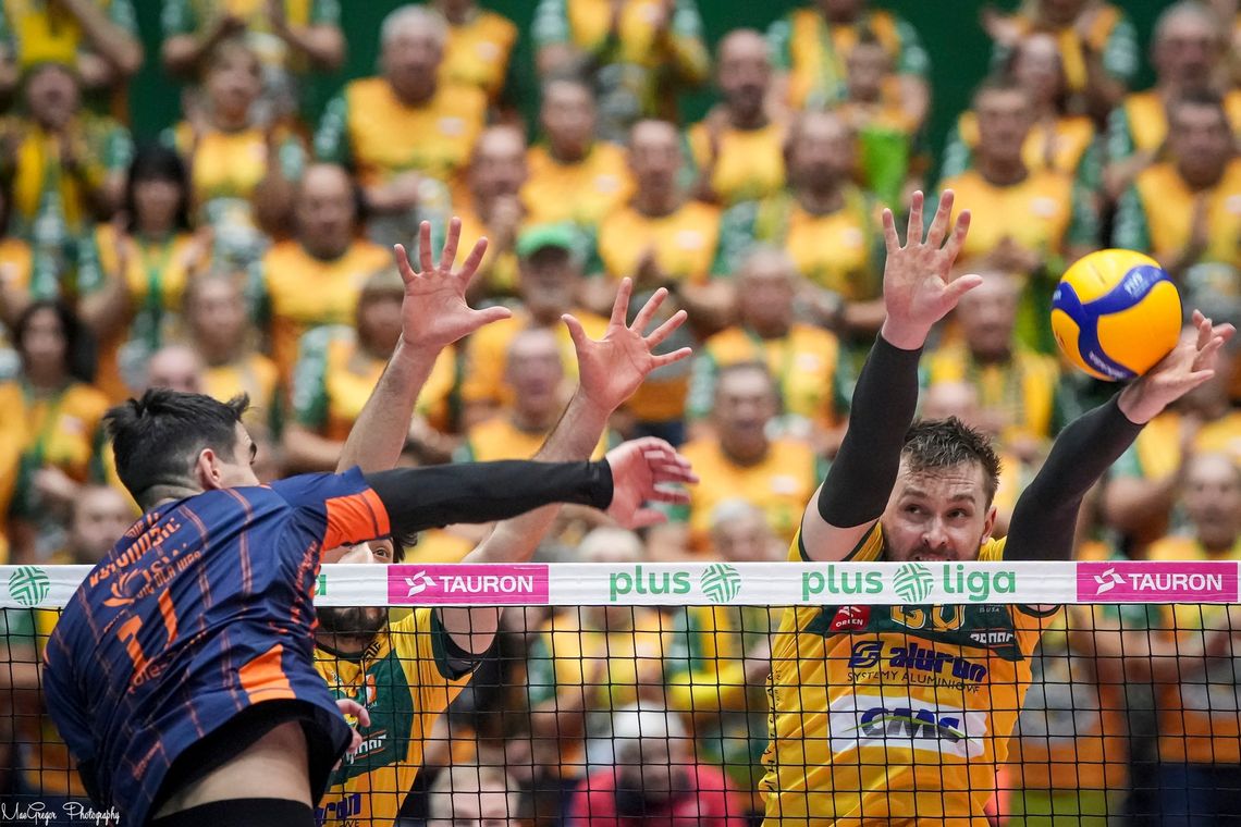 NIESPODZIANKA W ZAWIERCIU NIESPODZIANKA W ZAWIERCIU