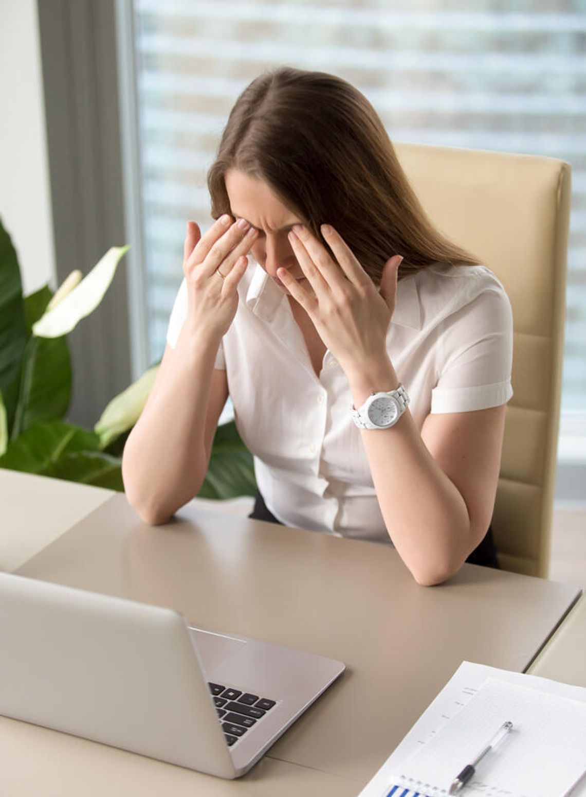 Personel medyczny coraz mocniej odczuwa skutki braków kadrowych w ochronie zdrowia. Zmagają się z wypaleniem zawodowym i chcą odejść z zawodu Personel medyczny coraz mocniej odczuwa skutki braków kadrowych w ochronie zdrowia. Zmagają się z wypaleniem zawodowym i chcą odejść z zawodu