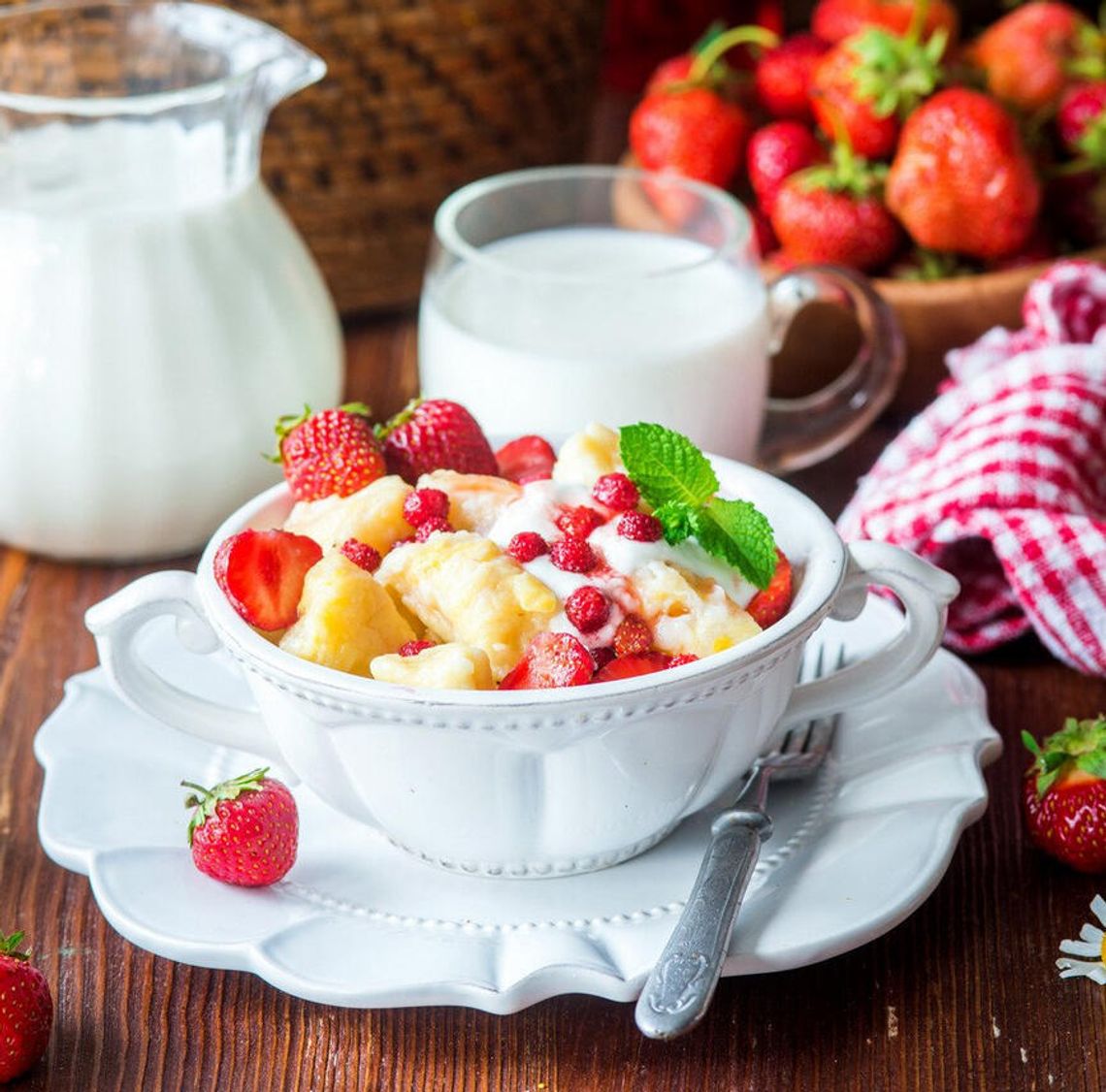 Pierogi z owocami i śmietaną letni obiad który wszyscy lubimy Pierogi z owocami i śmietaną letni obiad który wszyscy lubimy