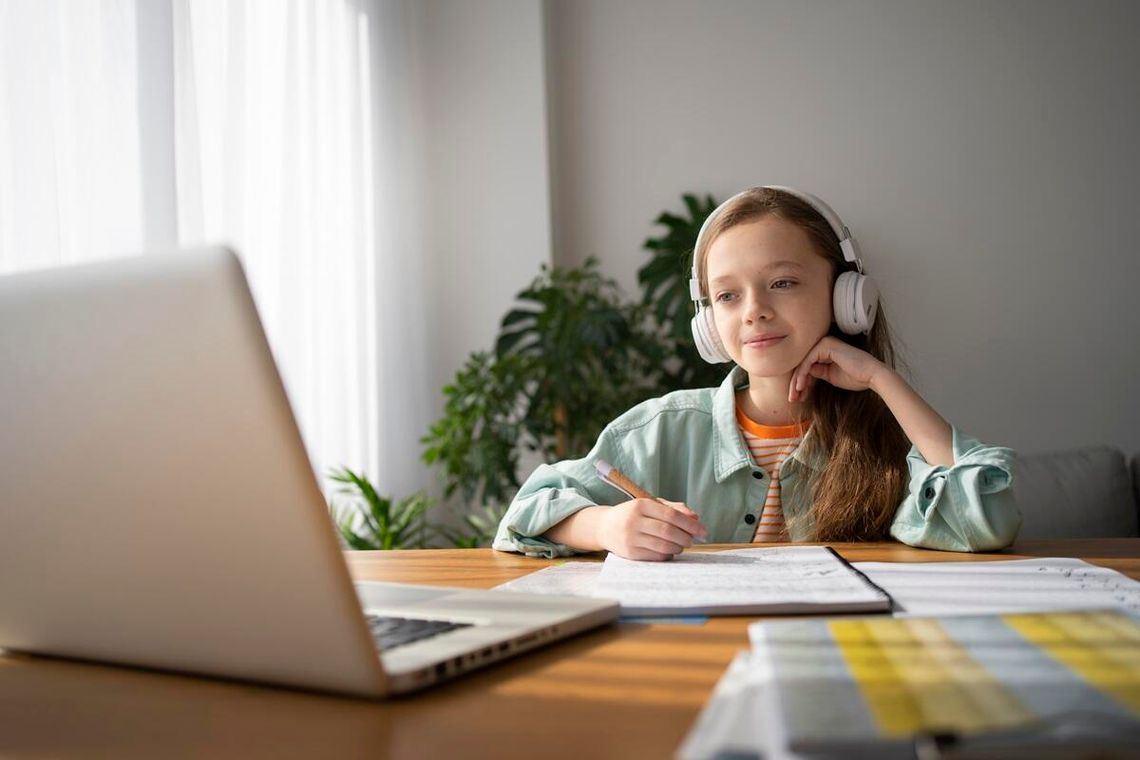 Polacy są przychylni edukacji online, ale tej zorganizowanej