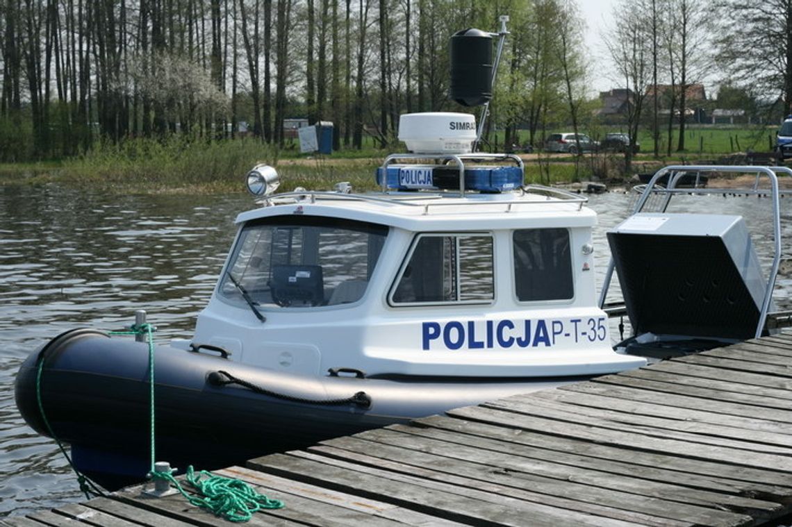 POLICJANCI Z POSTERUNKU WODNEGO W PORAJU URATOWALI 2 OSOBY