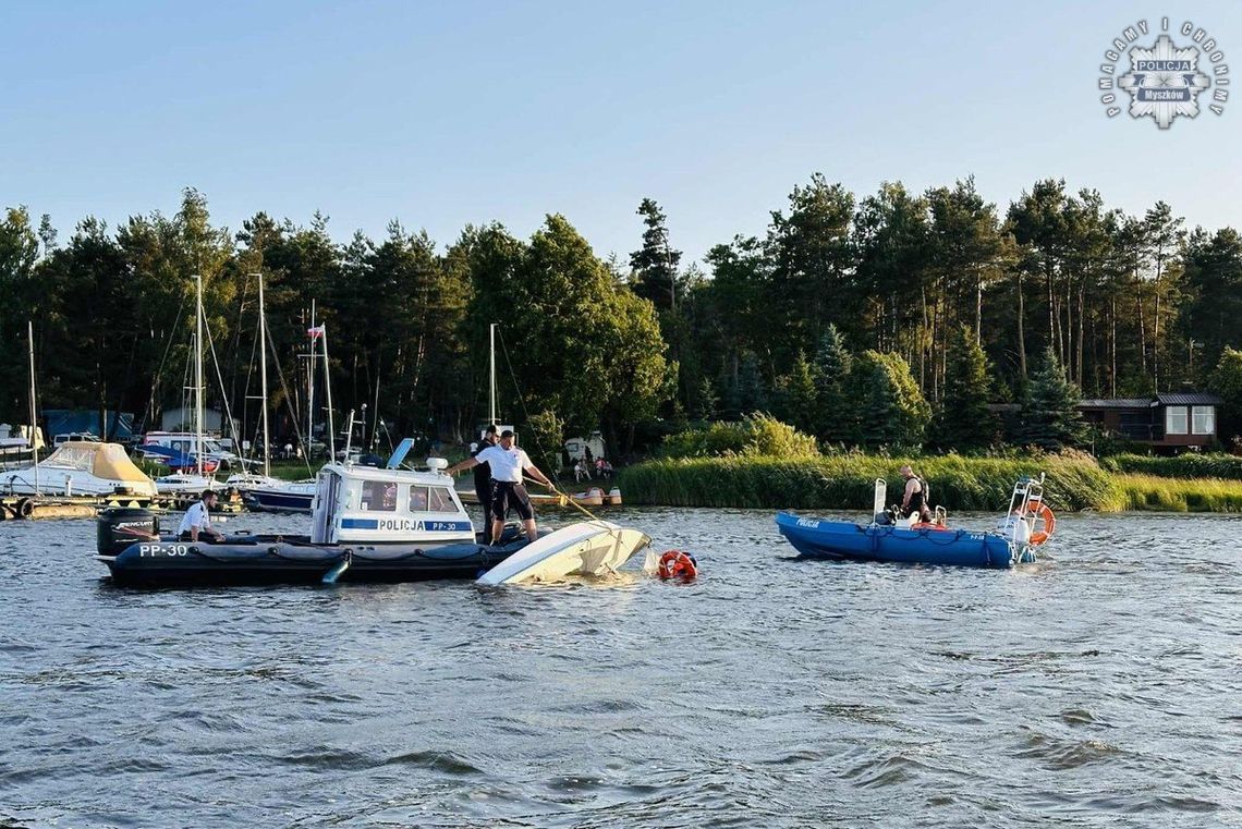 POLICYJNI WODNIACY RATOWALI ŻEGLARZY NA ZALEWIE W PORAJU ZDJĘCIA