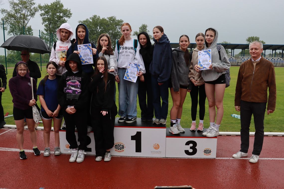 POWIATOWE ZAWODY W SZTAFETACH