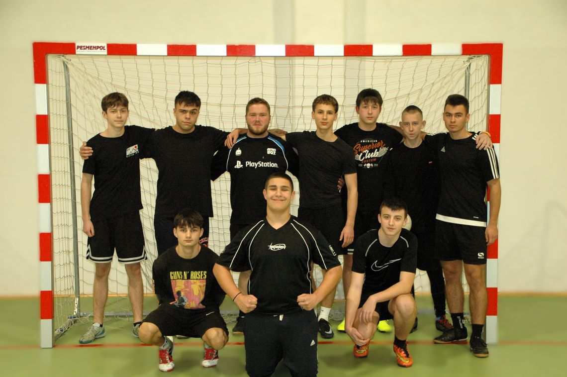 POZOSTAŁA TYLKO JEDNA NIEPOKONANA DRUŻYNA POZOSTAŁA TYLKO JEDNA NIEPOKONANA DRUŻYNA