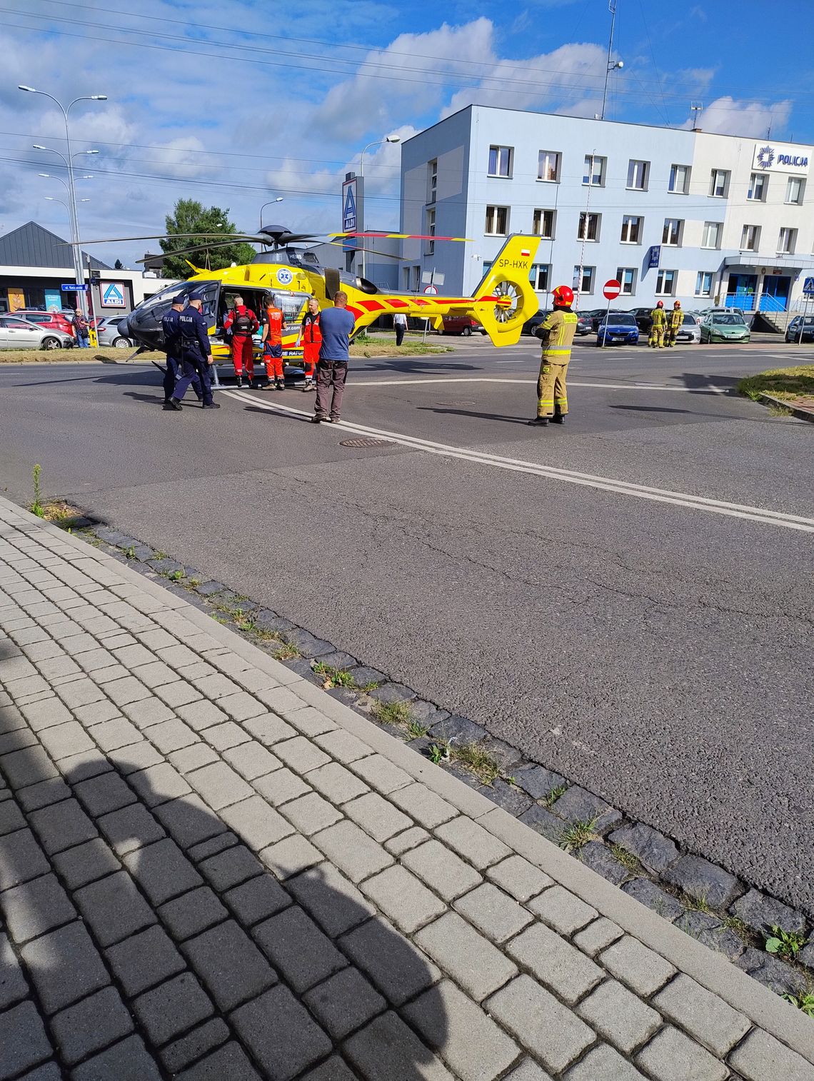 Śmigłowiec LPR w centrum Myszkowa. Kobietę z poparzeniami znalazła sąsiadka Śmigłowiec LPR w centrum Myszkowa. Kobietę z poparzeniami znalazła sąsiadka