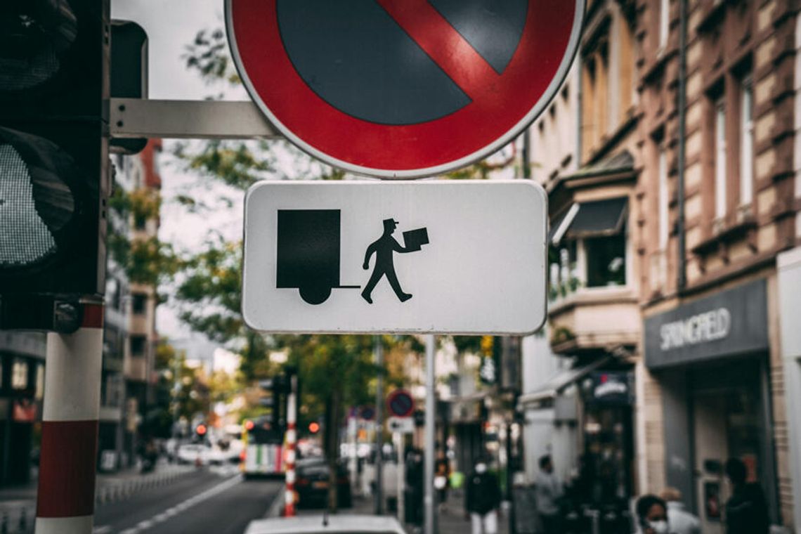 Szybkość, niezawodność, cena - jak znaleźć idealne połączenie przy wyborze kuriera?