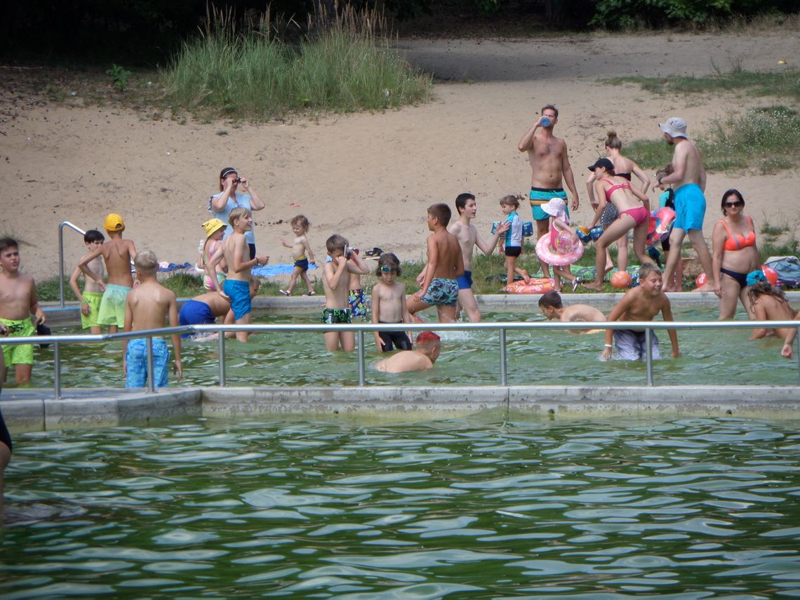 TŁUM LUDZI NA KĄPIELISKU W ŻARKACH. NOWY BASEN W UPALNE DNI ZACHĘCA DO  WYPOCZYNKU ZDJĘCIA. WE WTOREK, 23 LIPCA BASEN NIECZYNNY