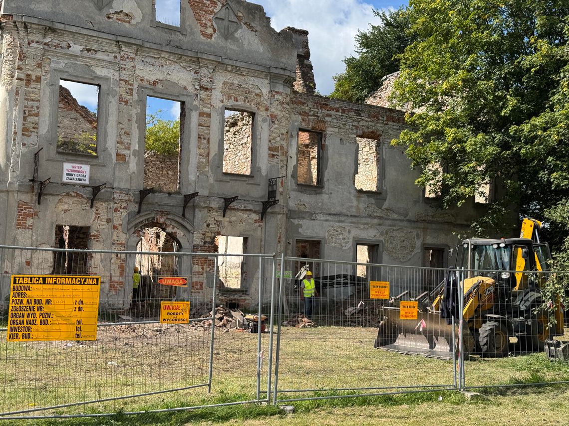 WŁODOWICE REMONTUJĄ PAŁAC. RUINA NISZCZAŁA OD DEKAD