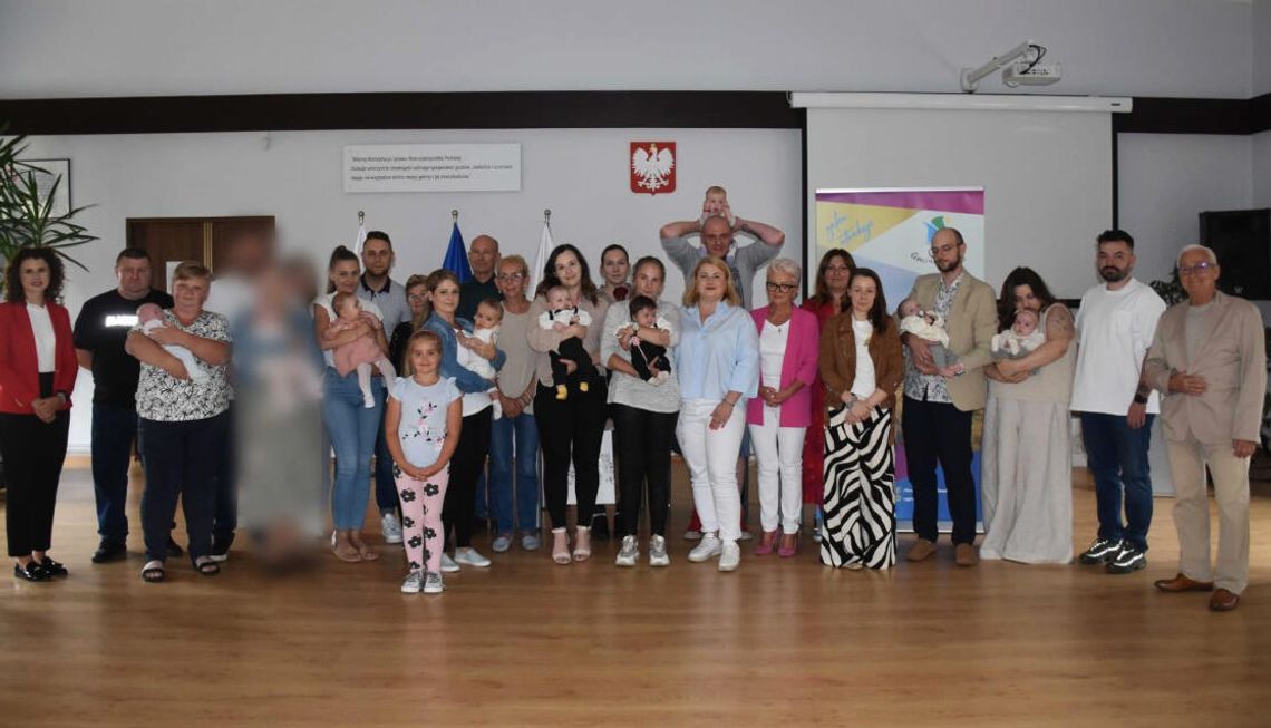 Wręczenie pierwszych wyprawek dla niemowlaków- Skarb Gminy Poraj Wręczenie pierwszych wyprawek dla niemowlaków- Skarb Gminy Poraj