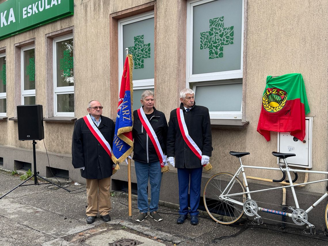 Wypadek w którym zginęło w 1965 roku dwóch kolarzy. Właśnie odsłonięto tablicę pamiątkową. Mało kto wiedział o tragicznym zdarzeniu Wypadek w którym zginęło w 1965 roku dwóch kolarzy. Właśnie odsłonięto tablicę pamiątkową. Mało kto wiedział o tragicznym zdarzeniu
