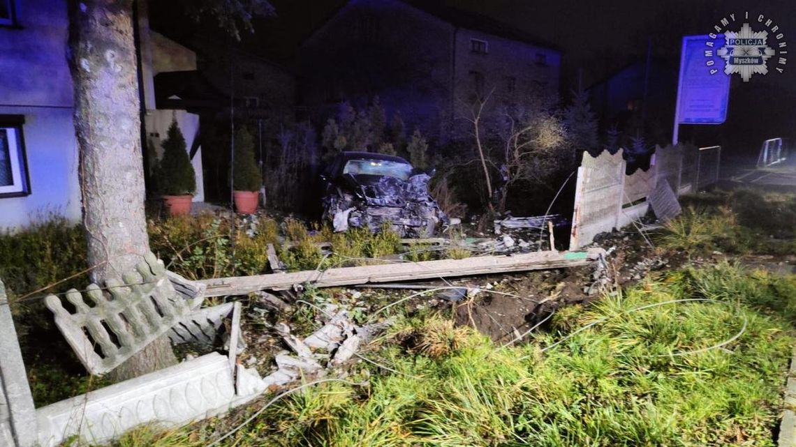 ŻARKI. KOMPLETNIE PIJANY STARANOWAŁ PŁOT, ZAKOŃCZYŁ JAZDĘ NA SŁUPIE. AUTO DO  KASACJI. ZDJĘCIA