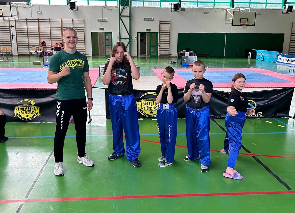 ZAWODNICY KICK BOXING MAŁPKA ZAWIERCIE W PIASECZNO OPEN