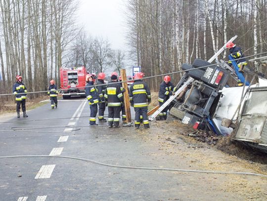 STRAŻACY EWAKUOWALI OKOLICZNYCH MIESZKAŃCÓW