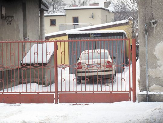 STRAŻNIK WOZIŁ SIĘ SŁUŻBOWYM AUTEM