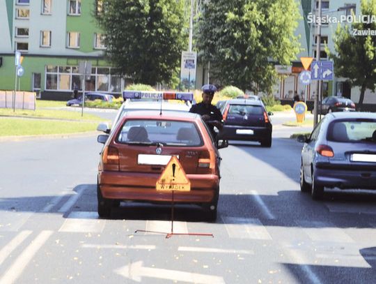 STARUSZEK POTRĄCIŁ PIESZĄ