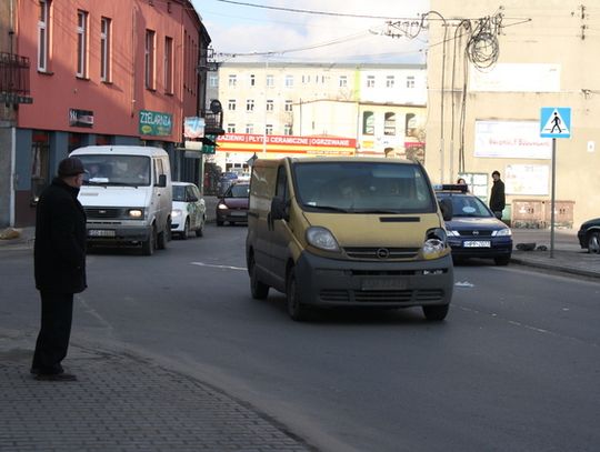 KOBIETA POTRĄCONA NA PRZEJŚCIU