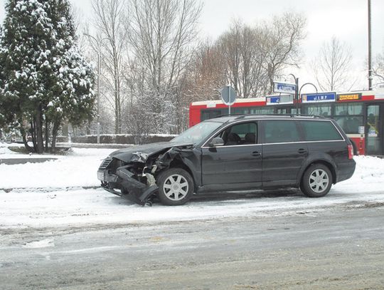 ŚNIEG PRZYCZYNĄ LICZNYCH KOLIZJI